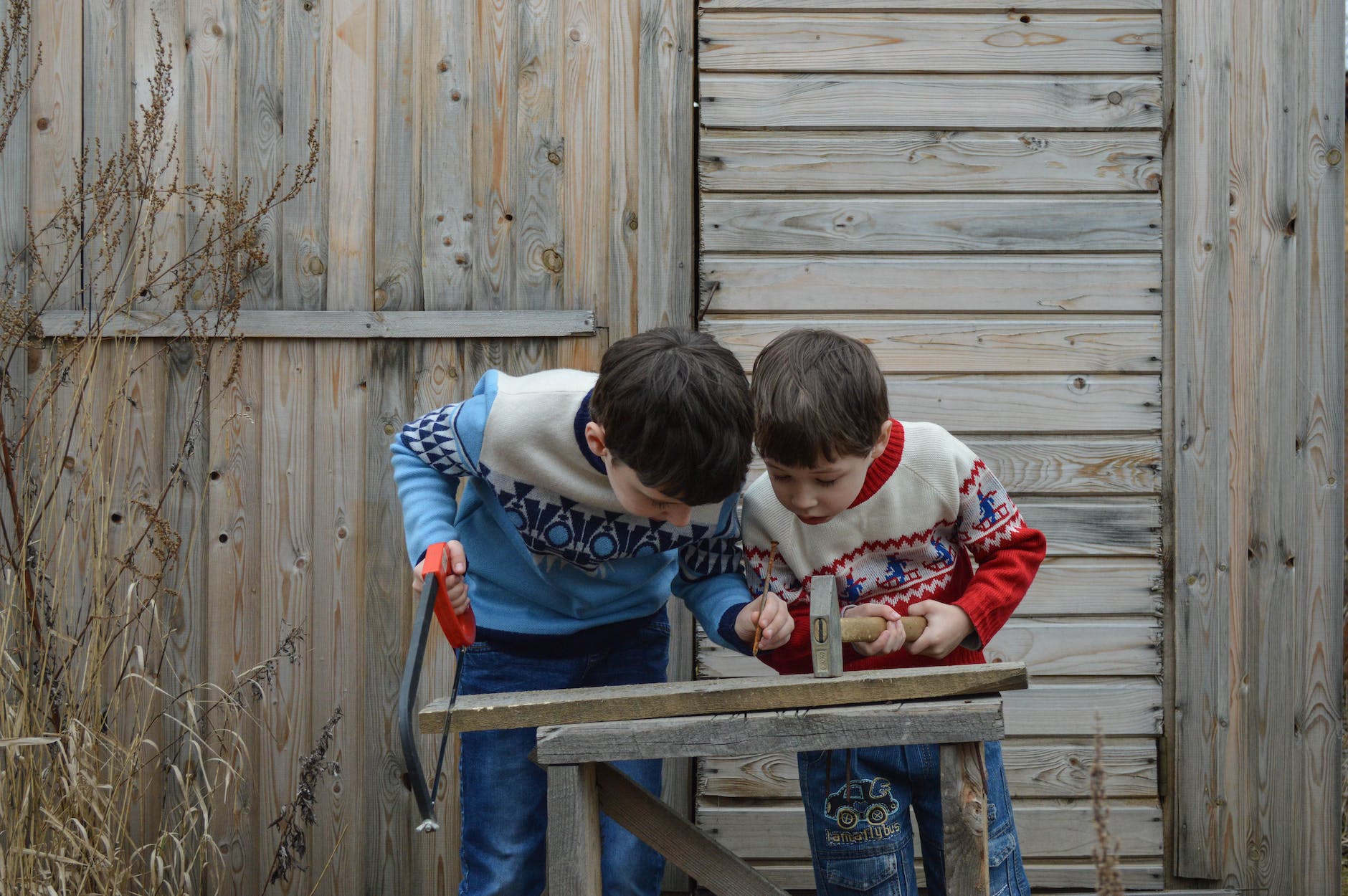 children learning how to use hammer
